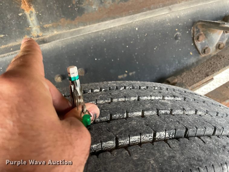 image for item IR9502 1992 Ford CF7000  flatbed truck