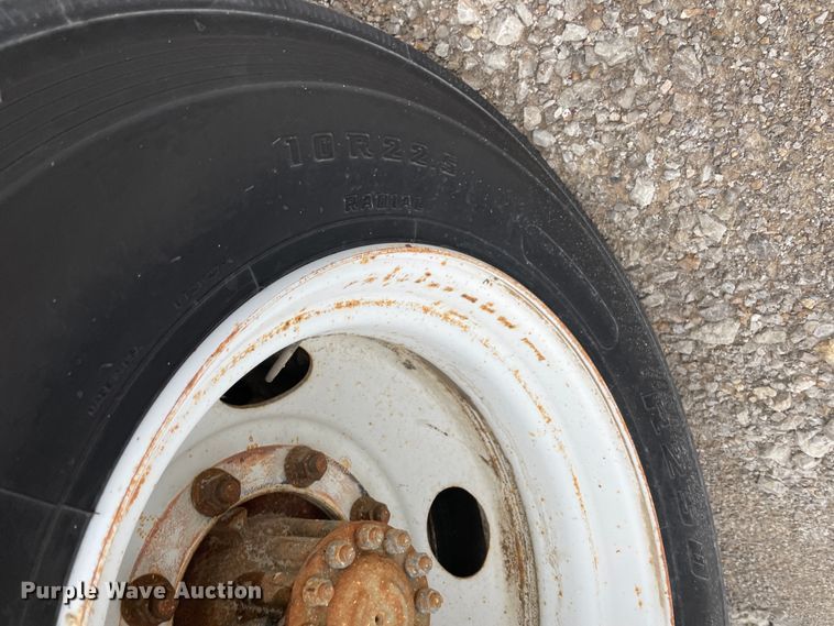 image for item IR9502 1992 Ford CF7000  flatbed truck