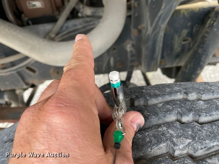 image for item IR9502 1992 Ford CF7000  flatbed truck