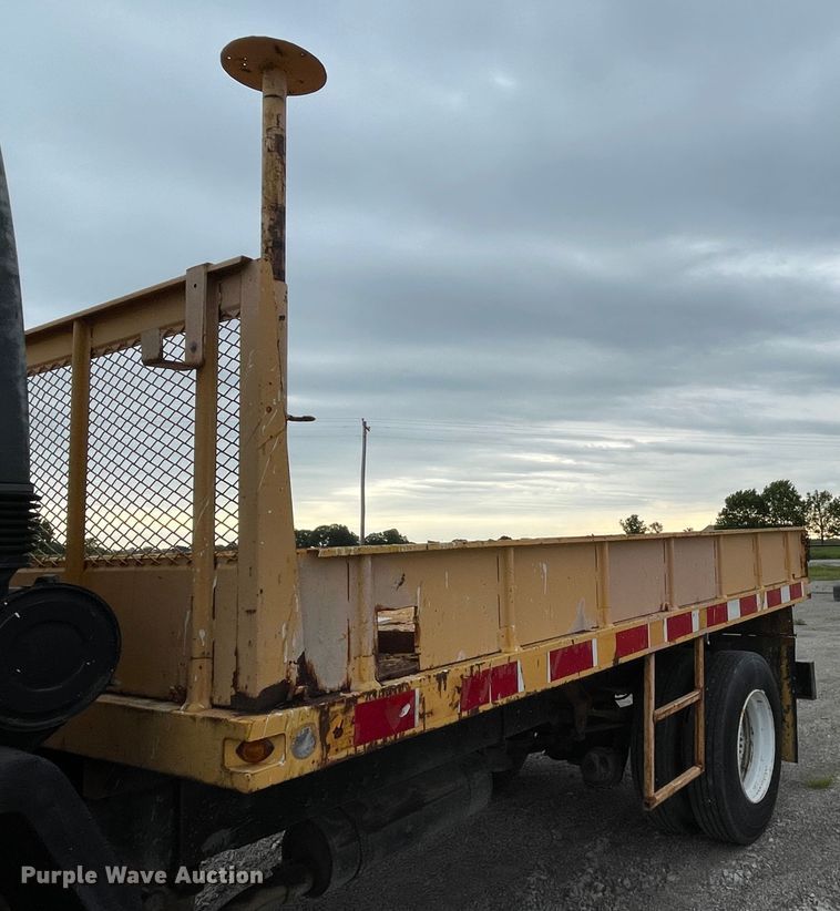image for item IR9502 1992 Ford CF7000  flatbed truck