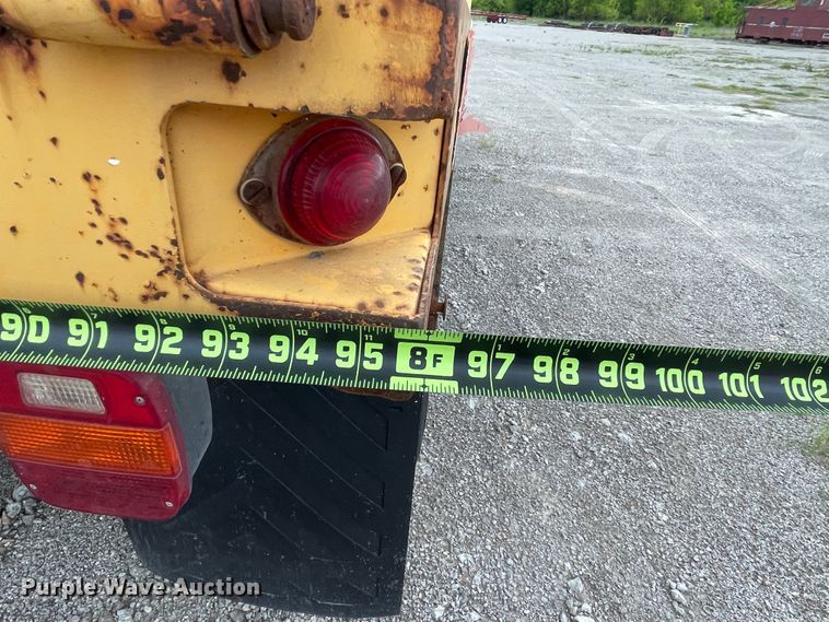 image for item IR9502 1992 Ford CF7000  flatbed truck