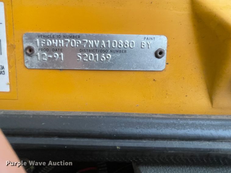 image for item IR9502 1992 Ford CF7000  flatbed truck