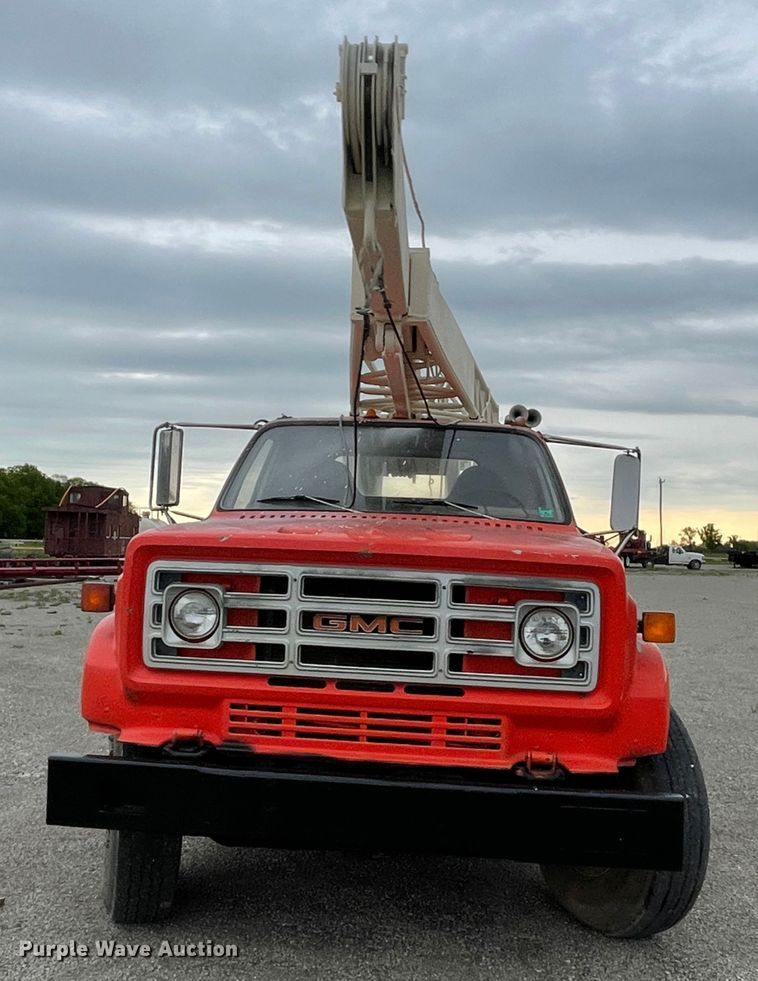 image for item IR9508 1982 GMC C6000  pulling unit