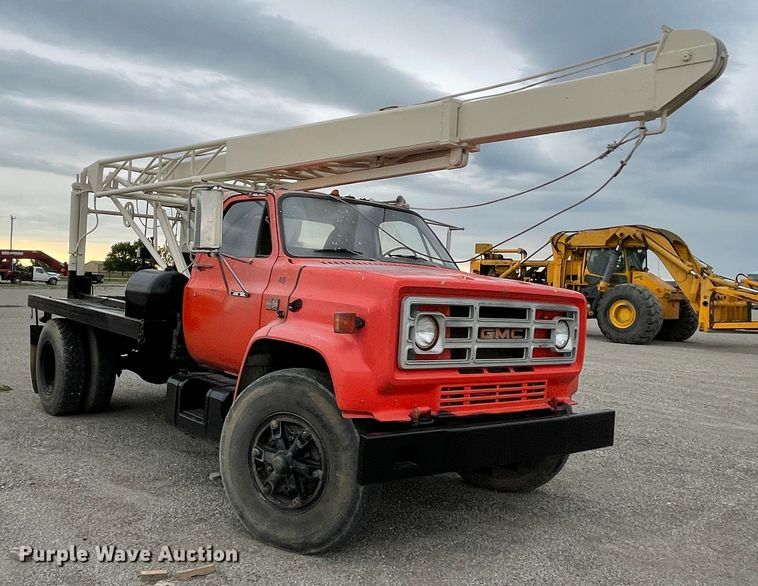 image for item IR9508 1982 GMC C6000  pulling unit
