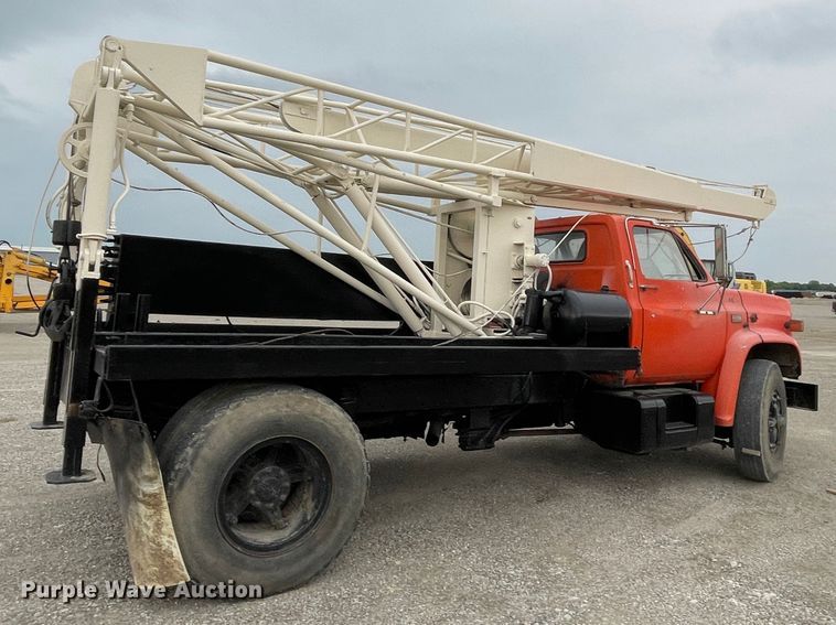 image for item IR9508 1982 GMC C6000  pulling unit