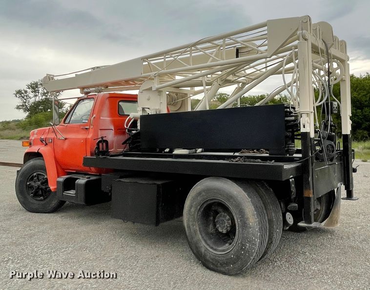 image for item IR9508 1982 GMC C6000  pulling unit