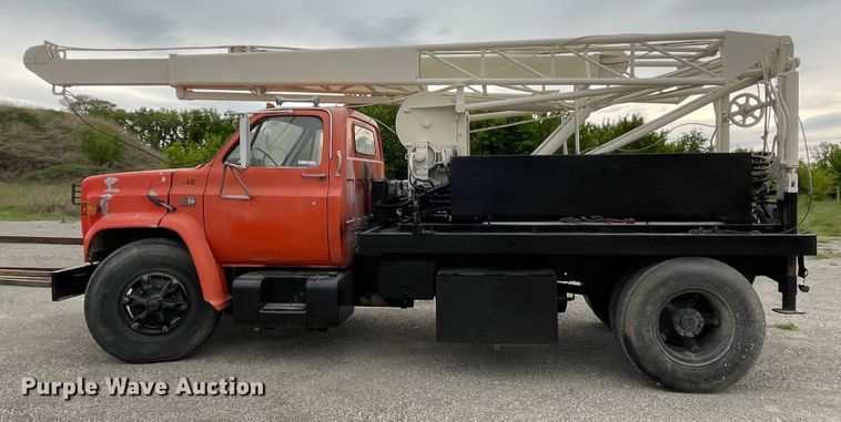 image for item IR9508 1982 GMC C6000  pulling unit