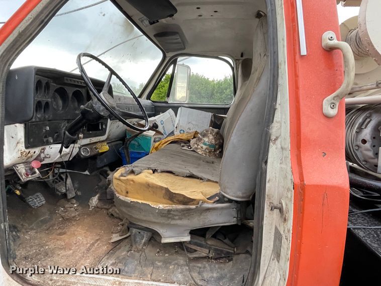 image for item IR9508 1982 GMC C6000  pulling unit