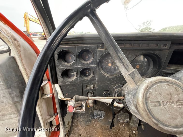 image for item IR9508 1982 GMC C6000  pulling unit