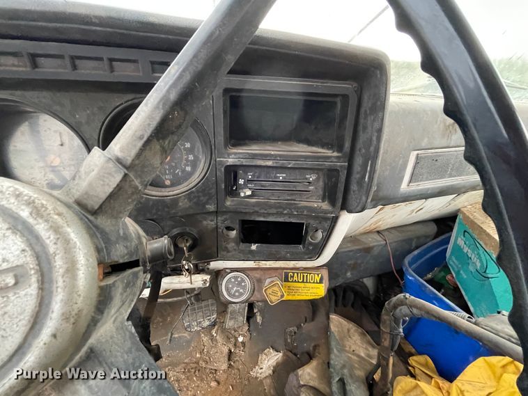 image for item IR9508 1982 GMC C6000  pulling unit