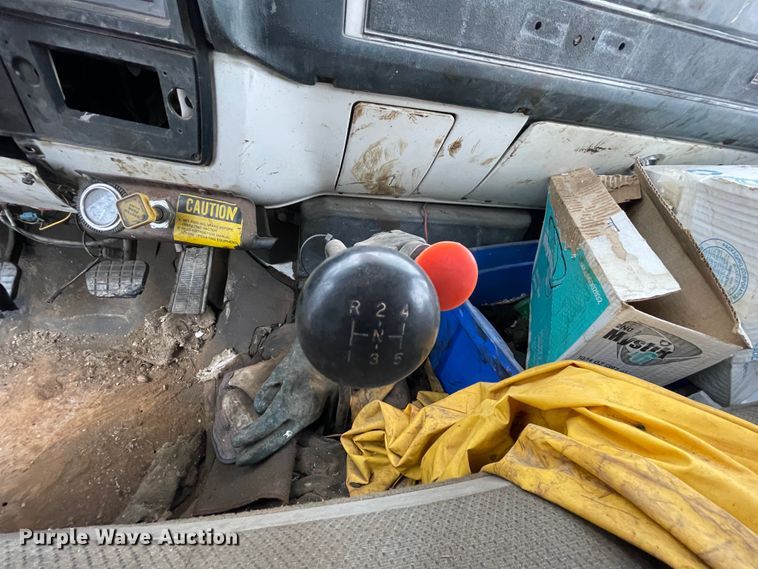 image for item IR9508 1982 GMC C6000  pulling unit