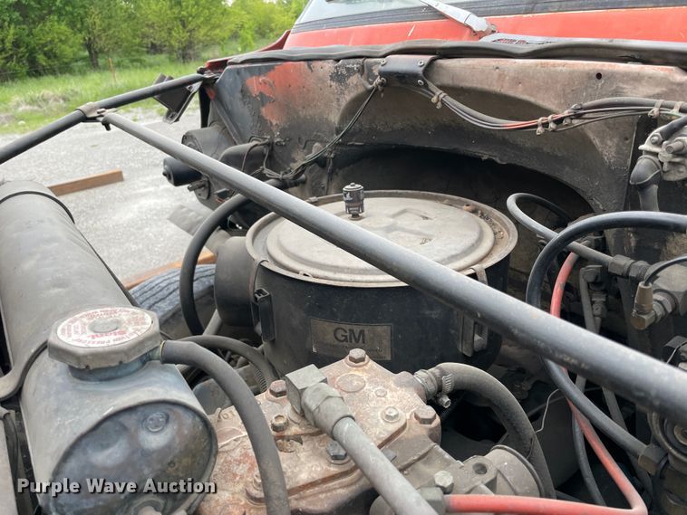 image for item IR9508 1982 GMC C6000  pulling unit