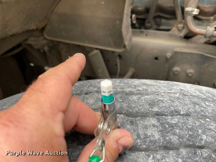 image for item IR9508 1982 GMC C6000  pulling unit