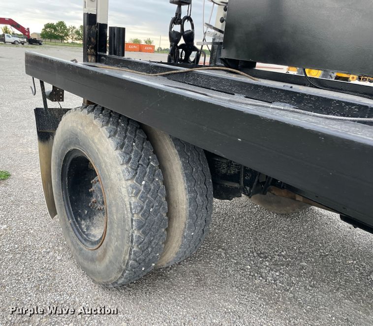 image for item IR9508 1982 GMC C6000  pulling unit