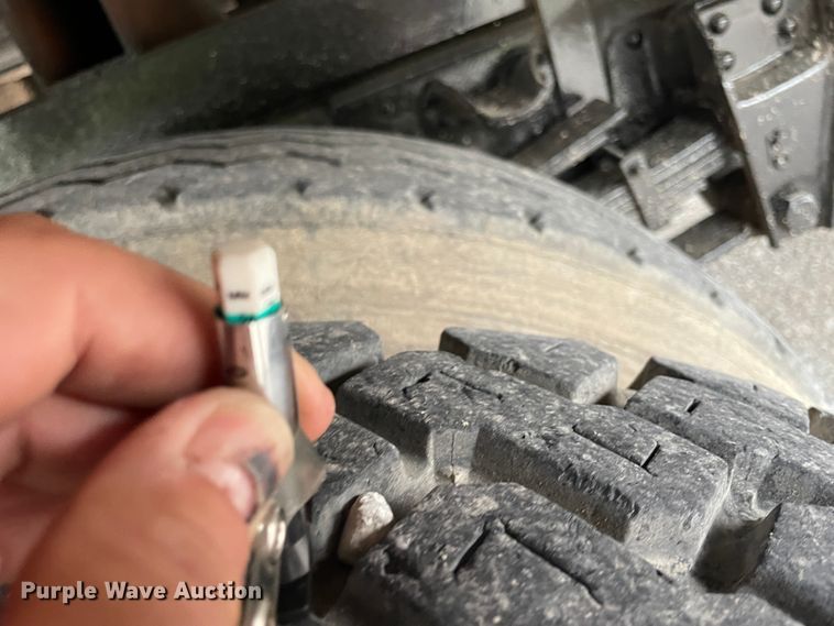 image for item IR9508 1982 GMC C6000  pulling unit