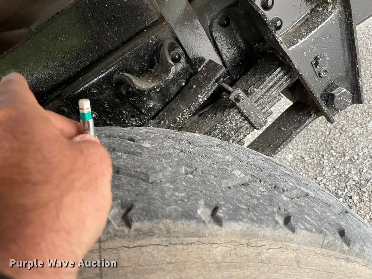 image for item IR9508 1982 GMC C6000  pulling unit