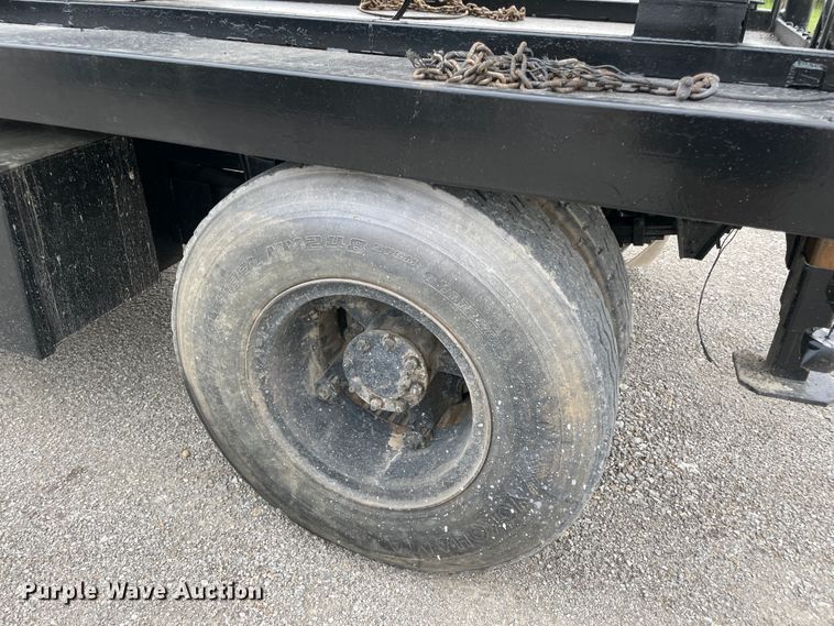 image for item IR9508 1982 GMC C6000  pulling unit