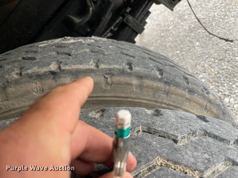 image for item IR9508 1982 GMC C6000  pulling unit