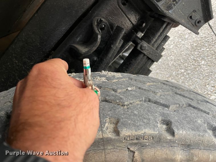 image for item IR9508 1982 GMC C6000  pulling unit