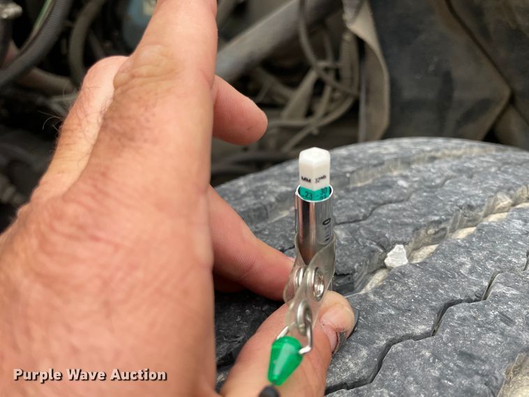 image for item IR9508 1982 GMC C6000  pulling unit