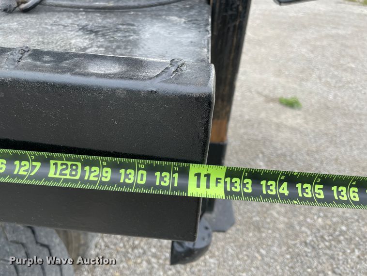 image for item IR9508 1982 GMC C6000  pulling unit