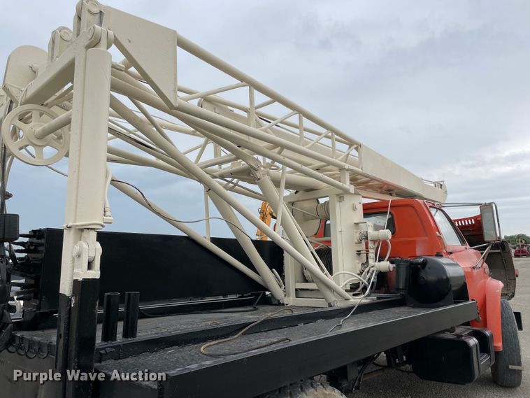 image for item IR9508 1982 GMC C6000  pulling unit