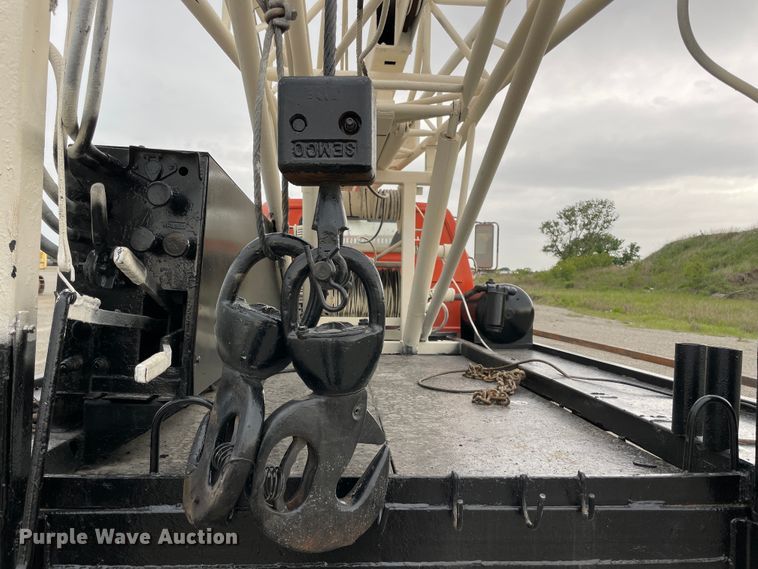 image for item IR9508 1982 GMC C6000  pulling unit