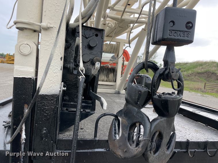 image for item IR9508 1982 GMC C6000  pulling unit