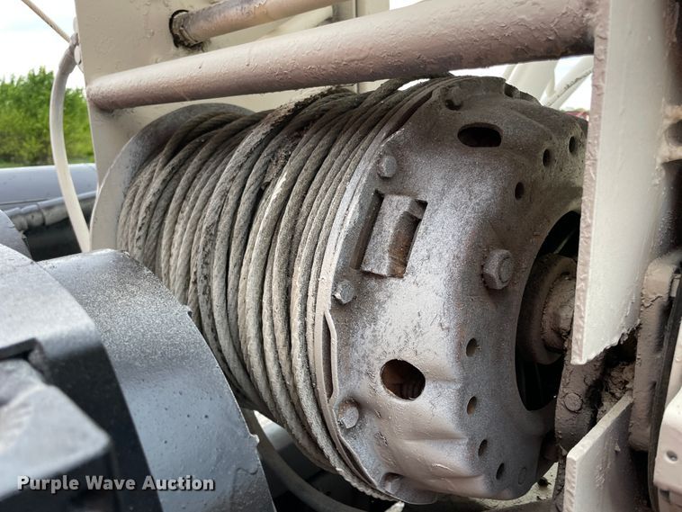 image for item IR9508 1982 GMC C6000  pulling unit