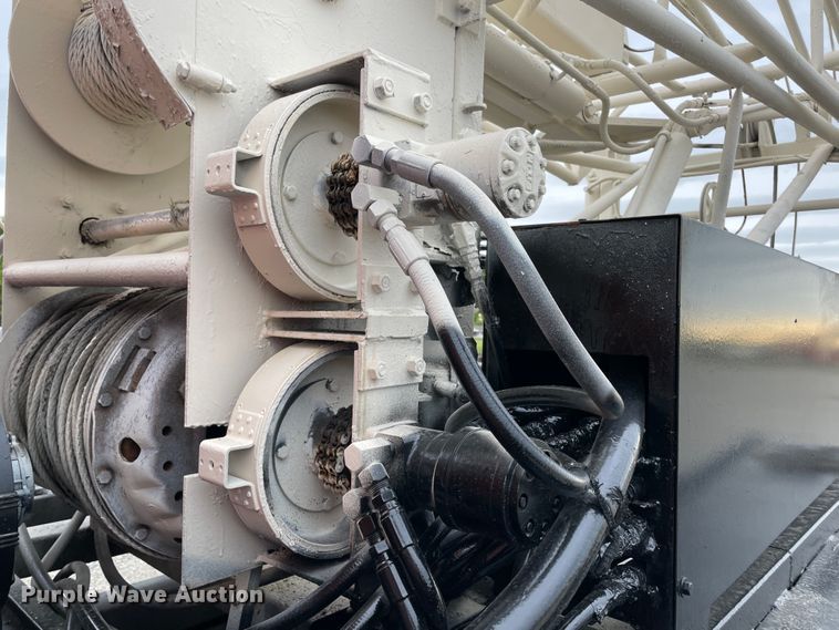 image for item IR9508 1982 GMC C6000  pulling unit