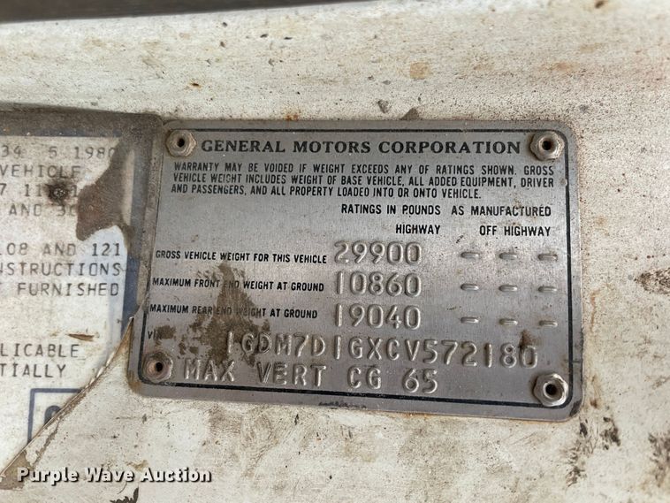 image for item IR9508 1982 GMC C6000  pulling unit