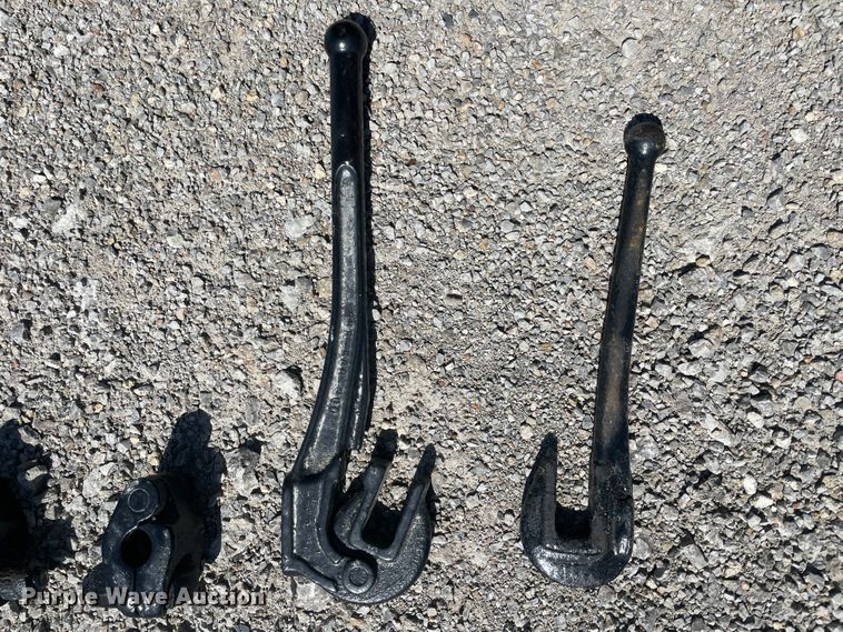 image for item IR9508 1982 GMC C6000  pulling unit