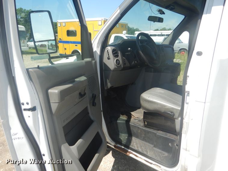 image for item IT9111 2012 Ford Econoline E450  shuttle bus