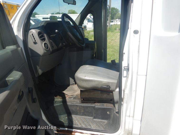 image for item IT9111 2012 Ford Econoline E450  shuttle bus