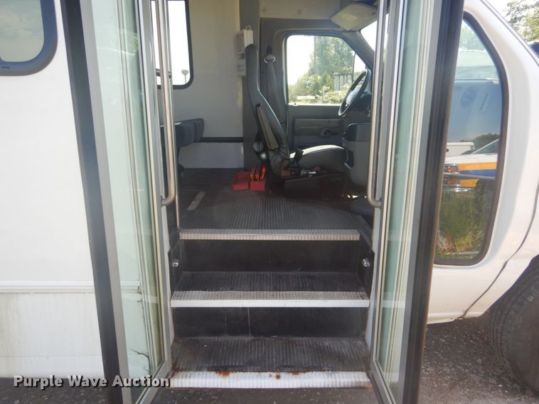 image for item IT9111 2012 Ford Econoline E450  shuttle bus