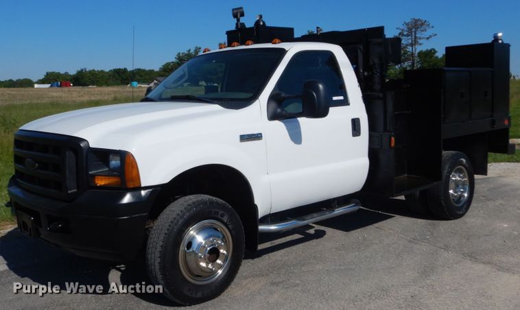 image for item IT9117 2006 Ford F350 SuperDuty  utility bed pickup truck