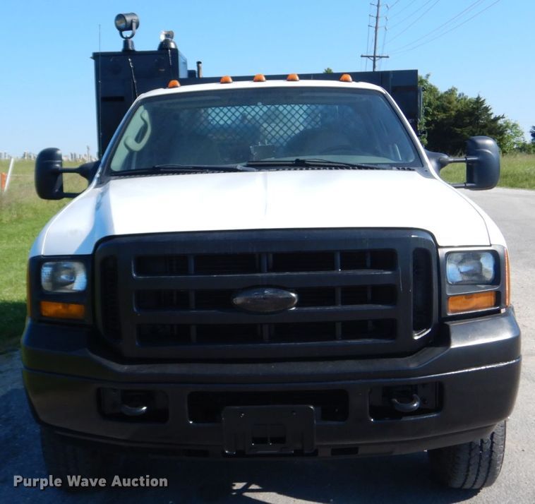 image for item IT9117 2006 Ford F350 SuperDuty  utility bed pickup truck