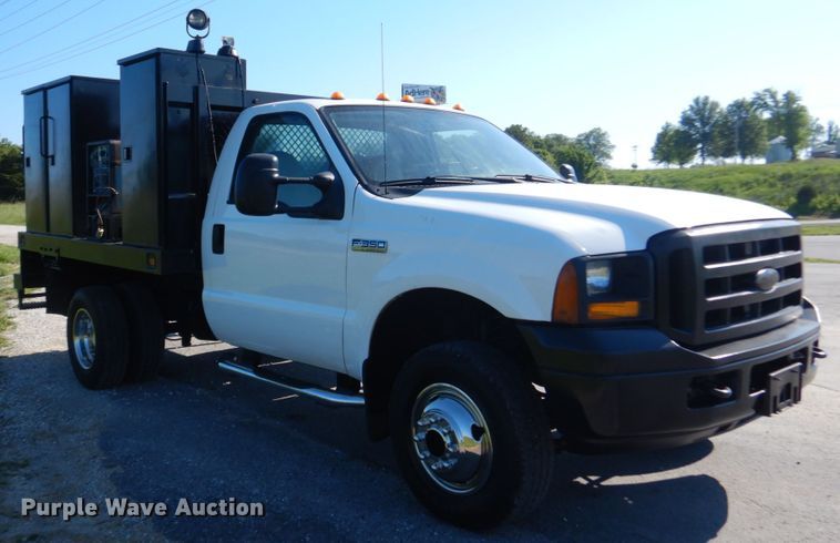 image for item IT9117 2006 Ford F350 SuperDuty  utility bed pickup truck