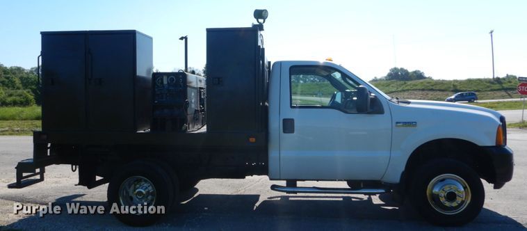 image for item IT9117 2006 Ford F350 SuperDuty  utility bed pickup truck