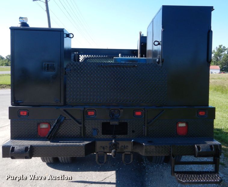 image for item IT9117 2006 Ford F350 SuperDuty  utility bed pickup truck