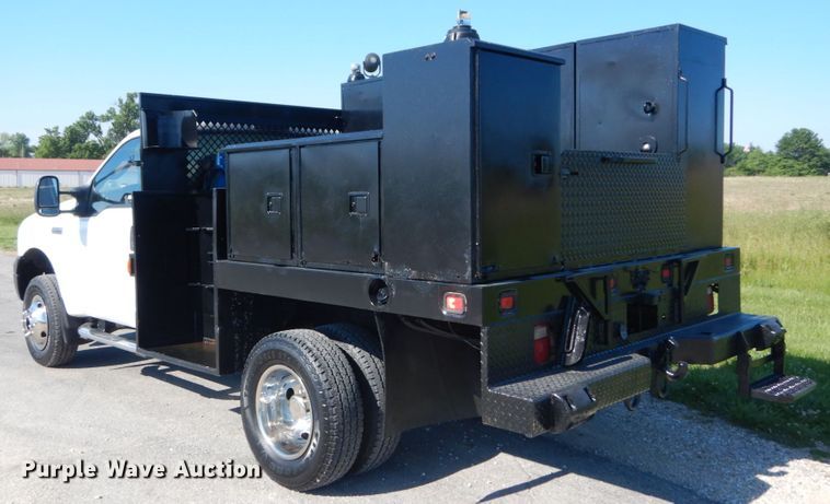 image for item IT9117 2006 Ford F350 SuperDuty  utility bed pickup truck