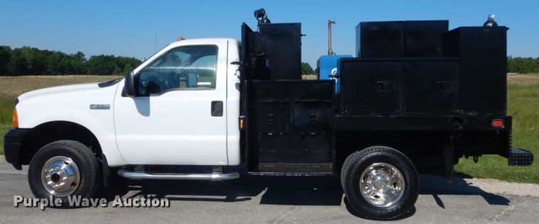 image for item IT9117 2006 Ford F350 SuperDuty  utility bed pickup truck