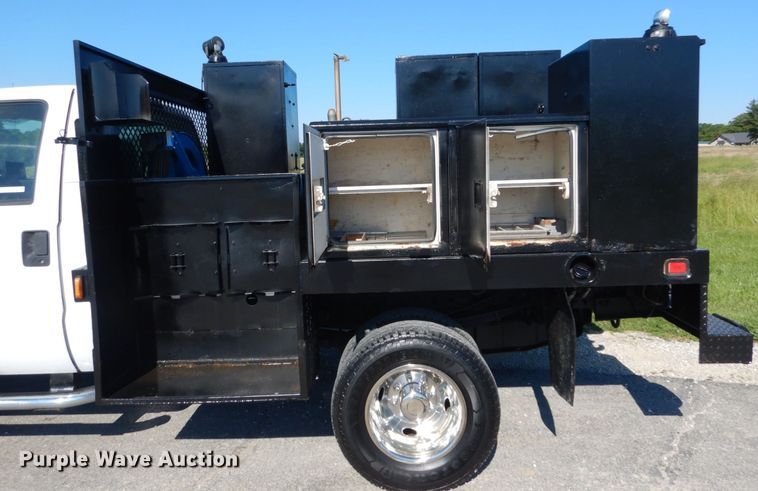 image for item IT9117 2006 Ford F350 SuperDuty  utility bed pickup truck