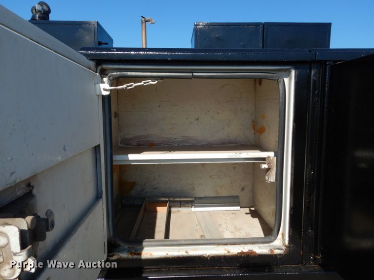 image for item IT9117 2006 Ford F350 SuperDuty  utility bed pickup truck