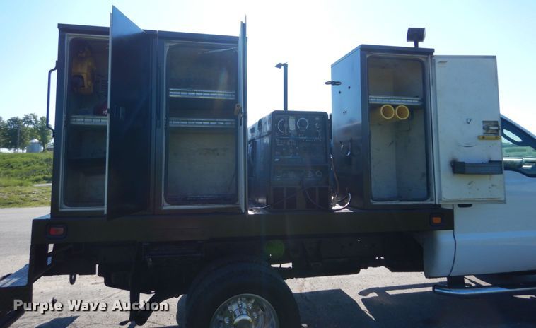 image for item IT9117 2006 Ford F350 SuperDuty  utility bed pickup truck