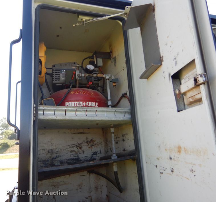 image for item IT9117 2006 Ford F350 SuperDuty  utility bed pickup truck