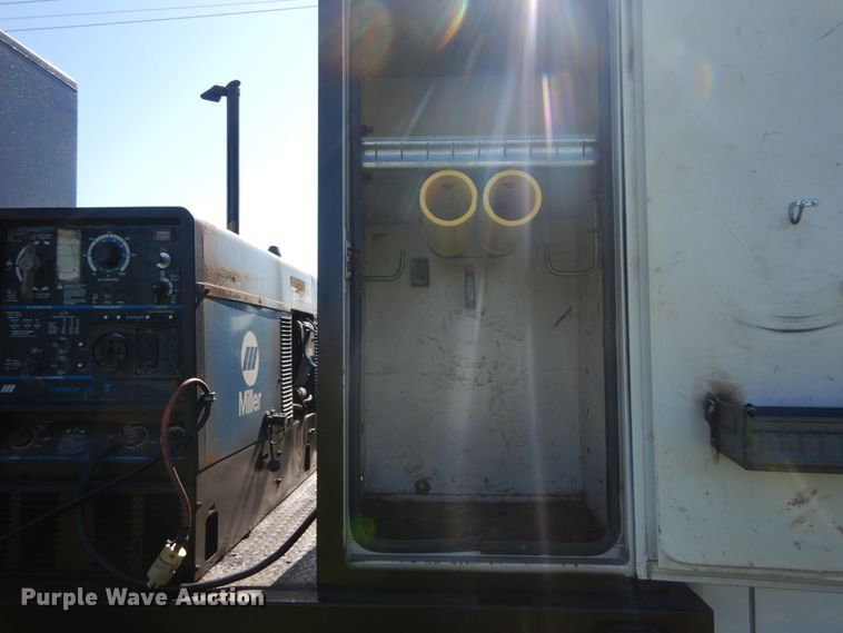 image for item IT9117 2006 Ford F350 SuperDuty  utility bed pickup truck