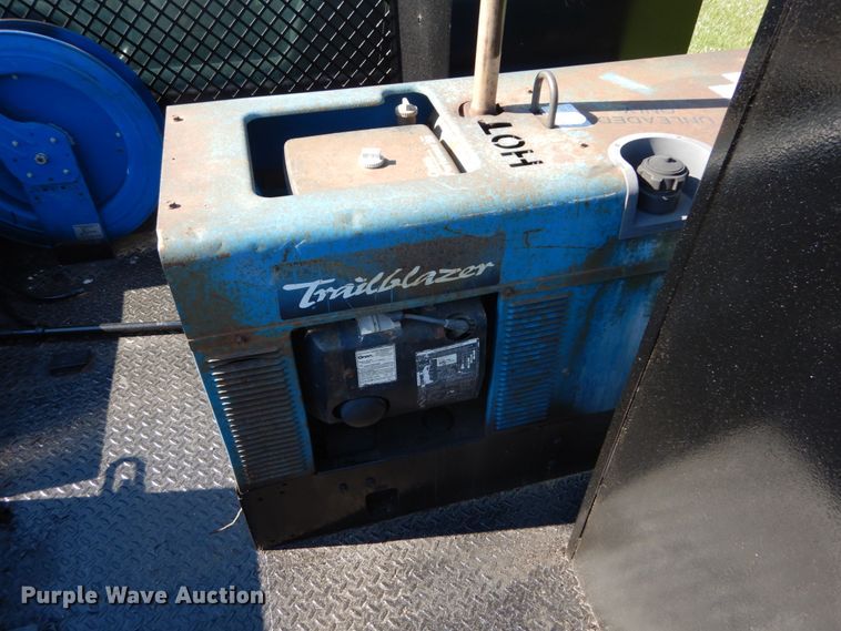 image for item IT9117 2006 Ford F350 SuperDuty  utility bed pickup truck