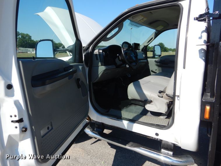 image for item IT9117 2006 Ford F350 SuperDuty  utility bed pickup truck