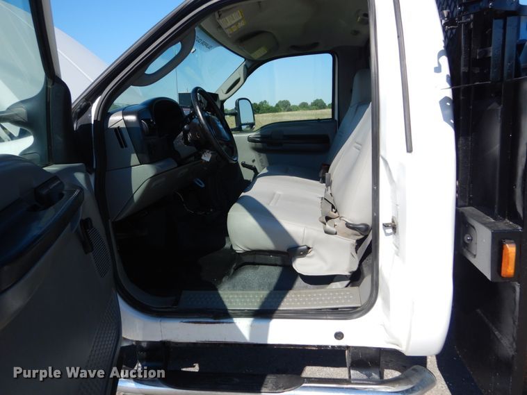 image for item IT9117 2006 Ford F350 SuperDuty  utility bed pickup truck